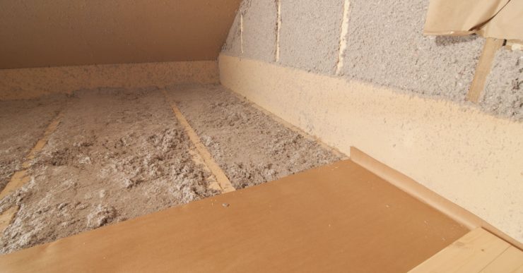 Isolation en laine installée sous la toiture d'une maison