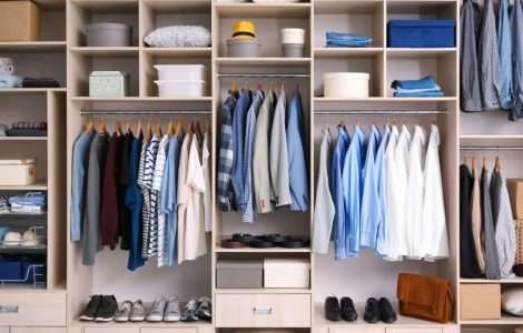Un grand placard avec des vêtements bien rangés