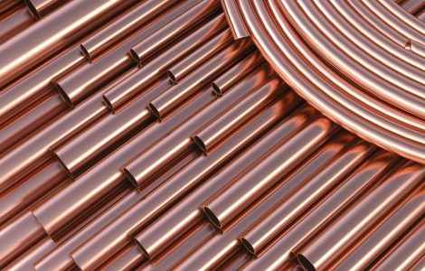 Des tubes en cuivre droites et incurvées empilées les unes sur les autres