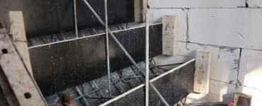 Coffrage en bois et barre en acier pour la construction d'un escalier en béton