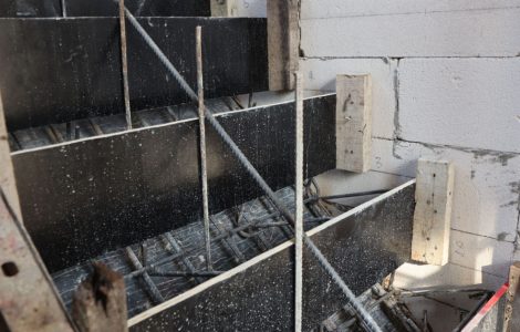 Coffrage en bois et barre en acier pour la construction d'un escalier en béton