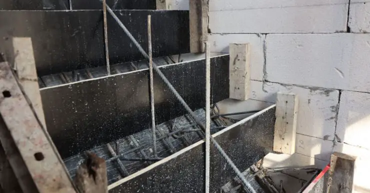 Coffrage en bois et barre en acier pour la construction d'un escalier en béton