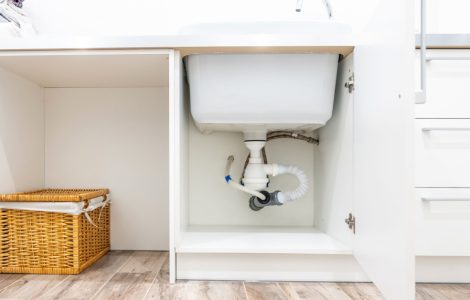 Vue sous l'évier, siphon et rangement