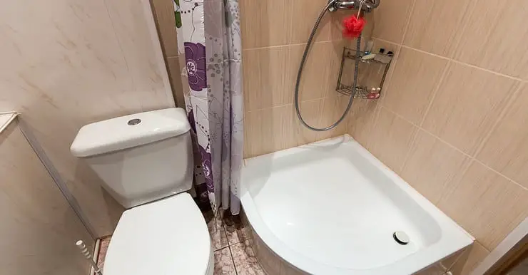 Petite salle de bain avec WC et bac de douche