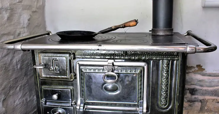 Vue sur une cuisinière vintage en acier