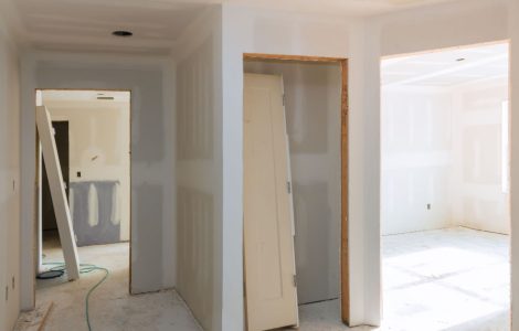 Vue intérieure d’une maison en construction ou rénovation