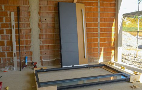 Vue intérieure d’une maison en construction avant l’installation de la porte d’entrée