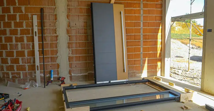 Vue intérieure d’une maison en construction avant l’installation de la porte d’entrée