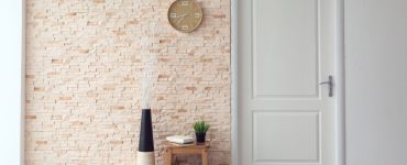 Vue sur un mur intérieur avec une partie en briquettes et une autre peinte en blanc