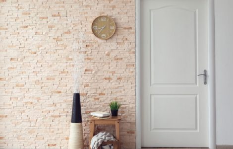 Vue sur un mur intérieur avec une partie en briquettes et une autre peinte en blanc