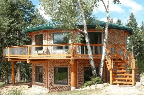 Une maison sur deux étages en bois cordé