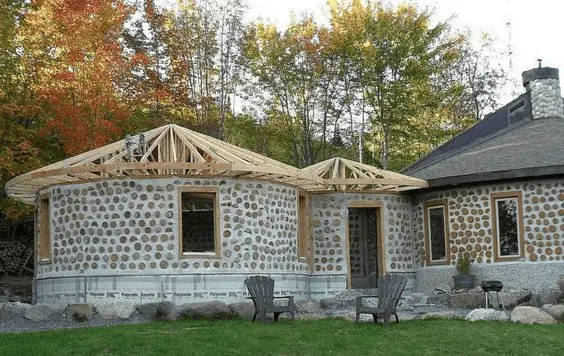 Une construction circulaire en bois forgé