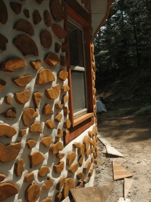 Le mur d’une maison réalisé en bois cordé