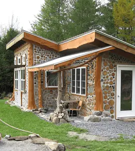 Une petite maison en bois cordé dans la forêt