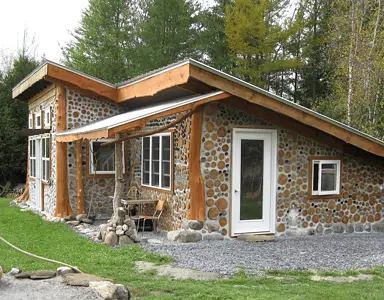 Une petite maison en bois cordé dans la forêt