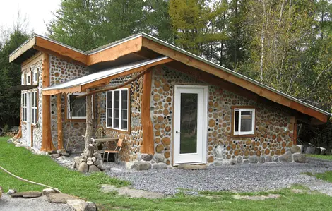 Une petite maison en bois cordé dans la forêt