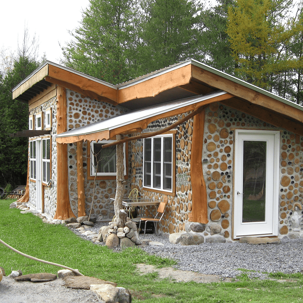 Une petite maison en bois cordé dans la forêt