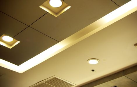 Des spots encastrés dans le plafond sont allumés