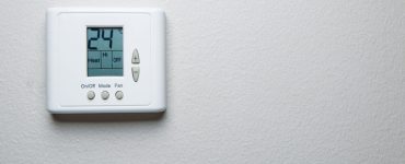 Un thermostat fixé sur un mur blanc