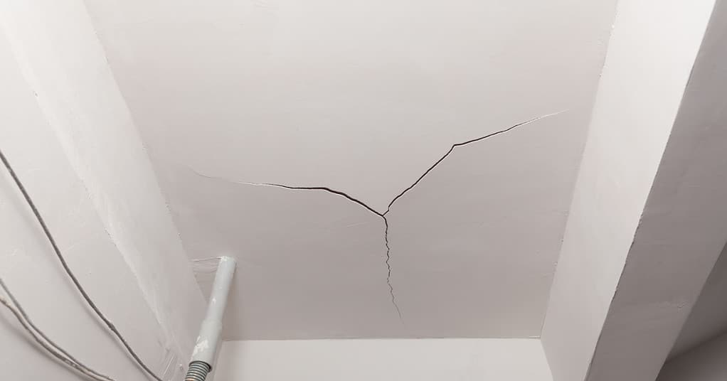 Réparer un plafond fissuré — free download