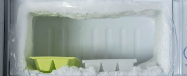 Accumulation de glace sur les parois d'un congélateur