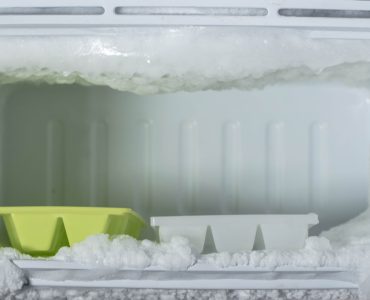 Accumulation de glace sur les parois d'un congélateur