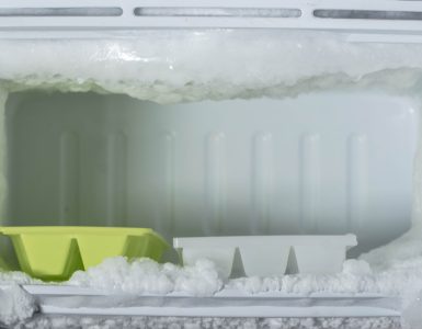 Accumulation de glace sur les parois d'un congélateur