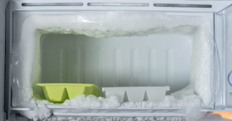 Accumulation de glace sur les parois d'un congélateur