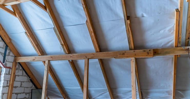 Gros plan sur l'isolation sous toiture d'une maison