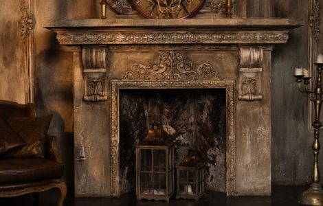 Un canapé en cuir près d’une vieille cheminée