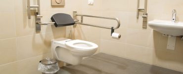 Des toilettes pour handicapés, avec des barres d’appui