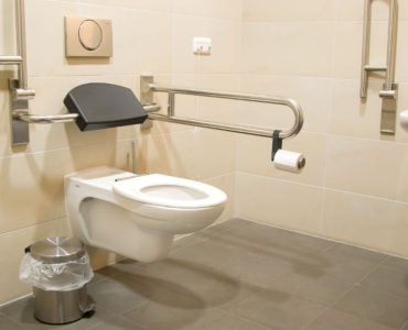 Des toilettes pour handicapés, avec des barres d’appui