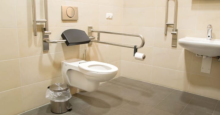 Des toilettes pour handicapés, avec des barres d’appui