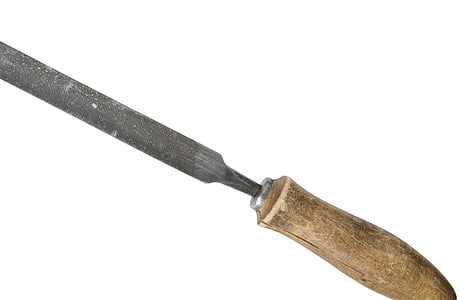 Une lime avec une poignée en bois