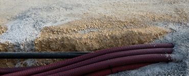 Gaines rouges pour une canalisation électrique enterrée