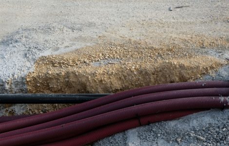 Gaines rouges pour une canalisation électrique enterrée