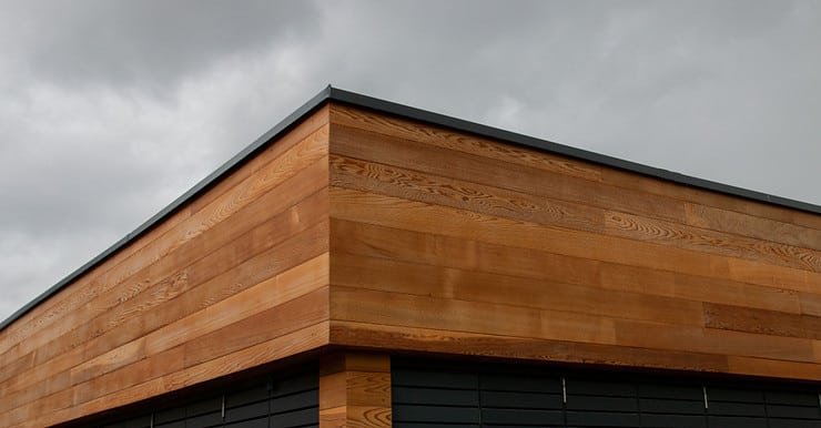 Vue sur le bardage en bois d’une maison