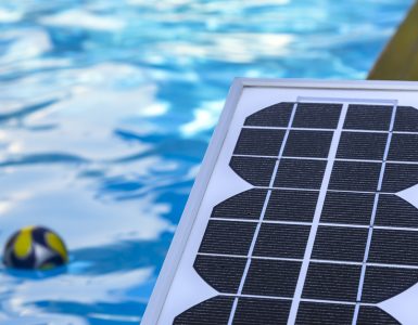 Des panneaux solaires photovoltaïques pour chauffer l'eau de la piscine