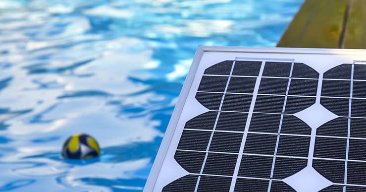 Des panneaux solaires photovoltaïques pour chauffer l'eau de la piscine