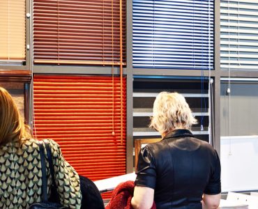 Deux femmes choisissant des sotres de fenêtre dans un magasin