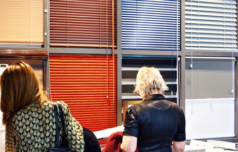 Deux femmes choisissant des sotres de fenêtre dans un magasin