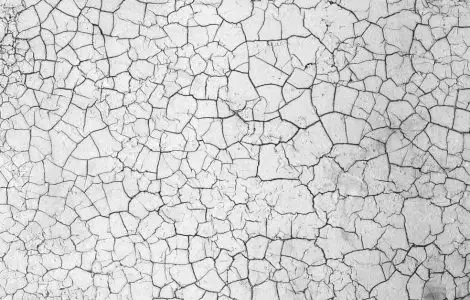 Gros plan sur un mur de peinture craquelée. noir et blanc