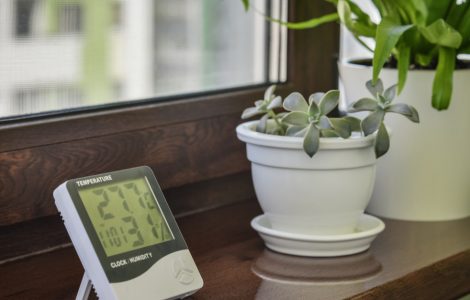 Hygromètre posé sur une table près de la fenêtre