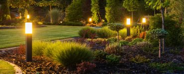 Des poteaux LED illuminant un grand jardin dans la nuit