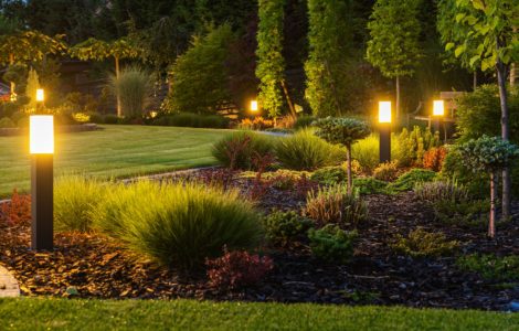 Des poteaux LED illuminant un grand jardin dans la nuit