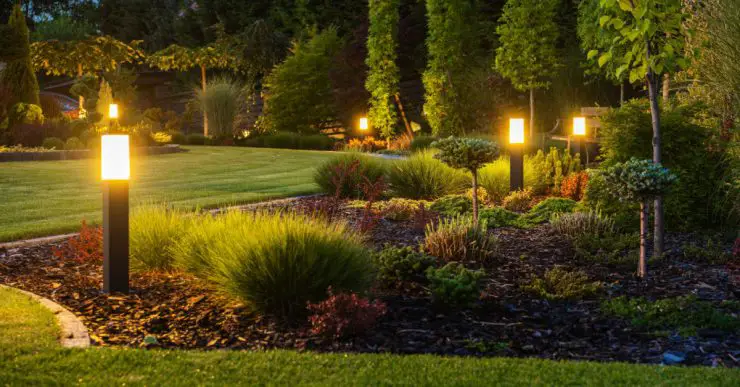 Des poteaux LED illuminant un grand jardin dans la nuit