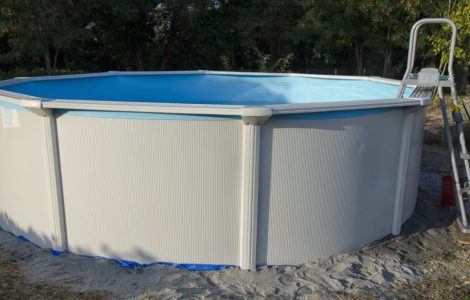 Une piscine à armature tubulaire placée dans le jardin