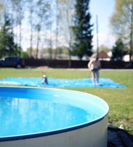 Une piscine autoportante placée dans un parc
