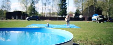 Une piscine autoportante placée dans un parc