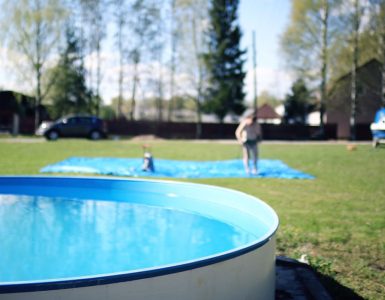 Une piscine autoportante placée dans un parc